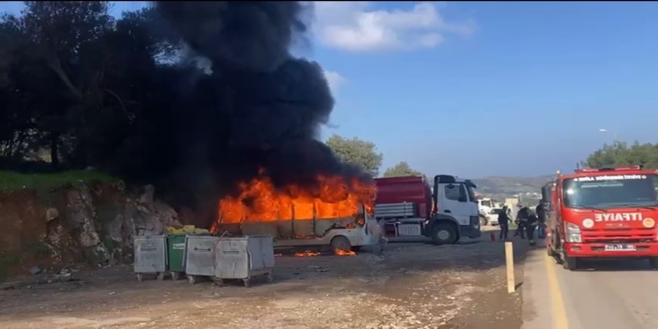 Park halindeki minibüs alev alev yandı