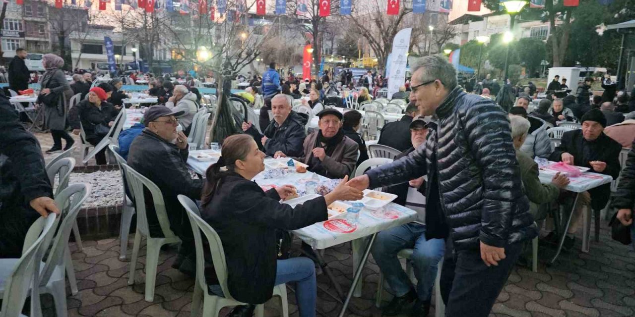 Aydın BŞB’nin Nazilli’deki ilk iftar sofrası doldu taştı