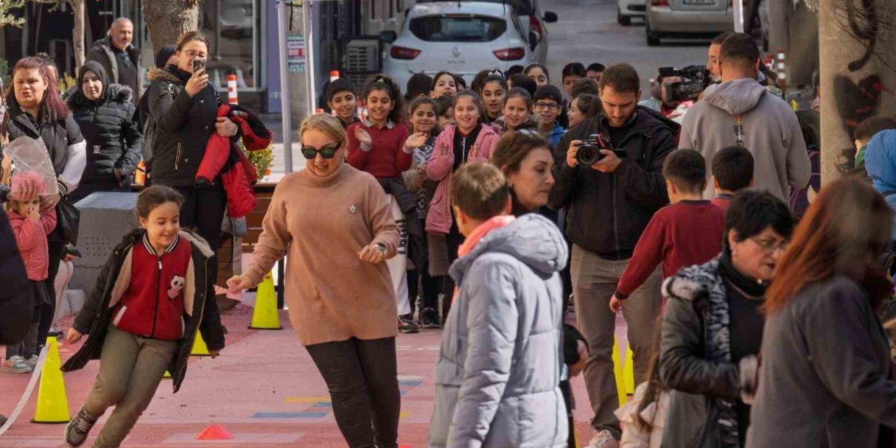 ’Güzel İzmir’ neşeli çocuklar