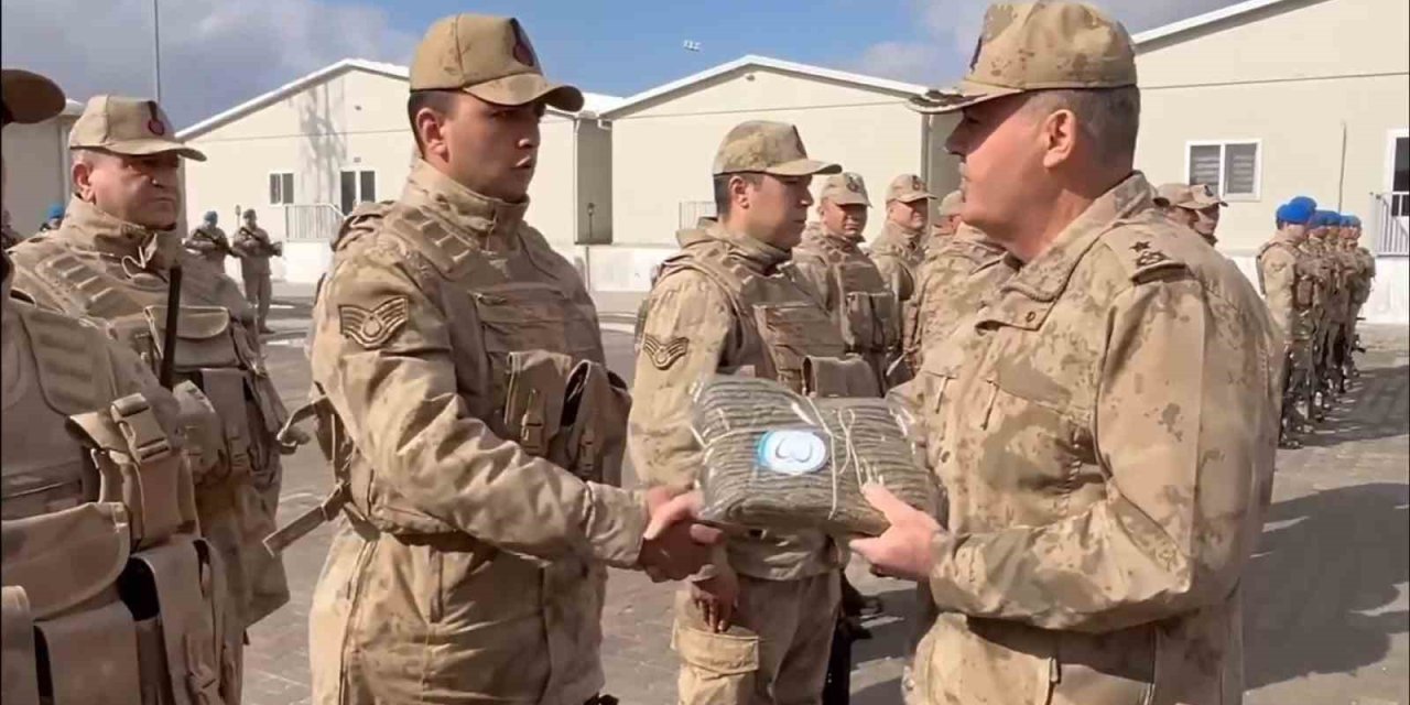 Öğrencilerden Mehmetçik için anlamlı destek: "Atkılar Takılsın Mehmed’im Isınsın"