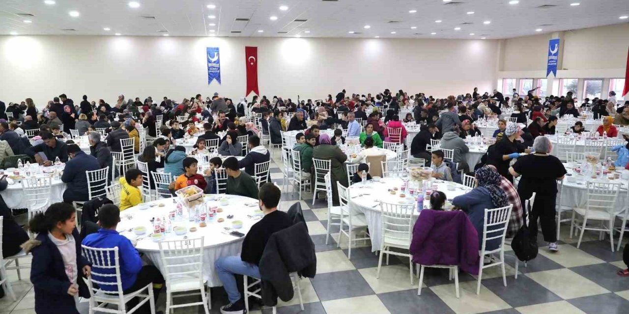 Aliağalılar ilk iftarda bir araya geldi