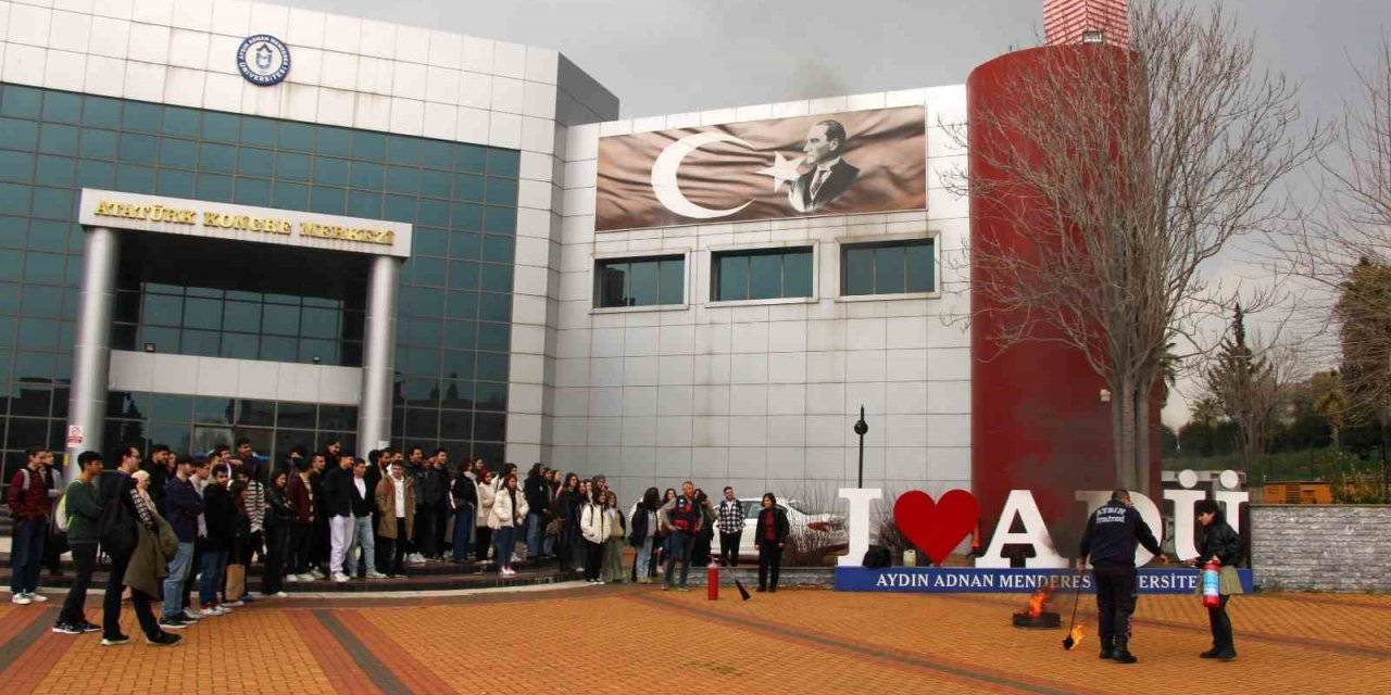 Üniversite öğrencilerine yangın bilgilendirme eğitim tatbikatı düzenlendi