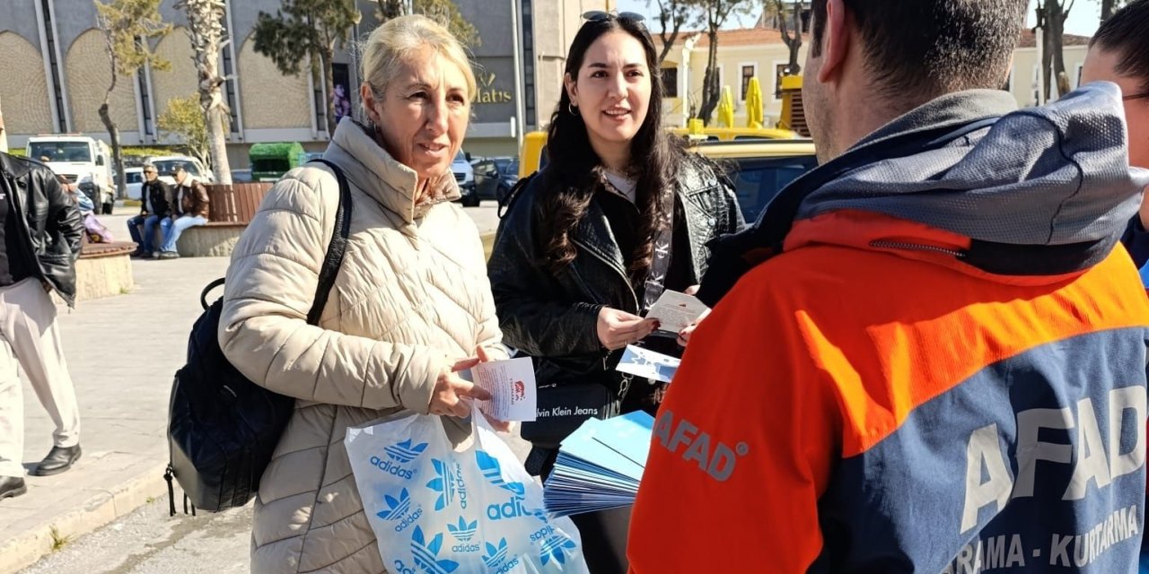 Kuşadası’nda vatandaşlara Tsunami bilgilendirmesi