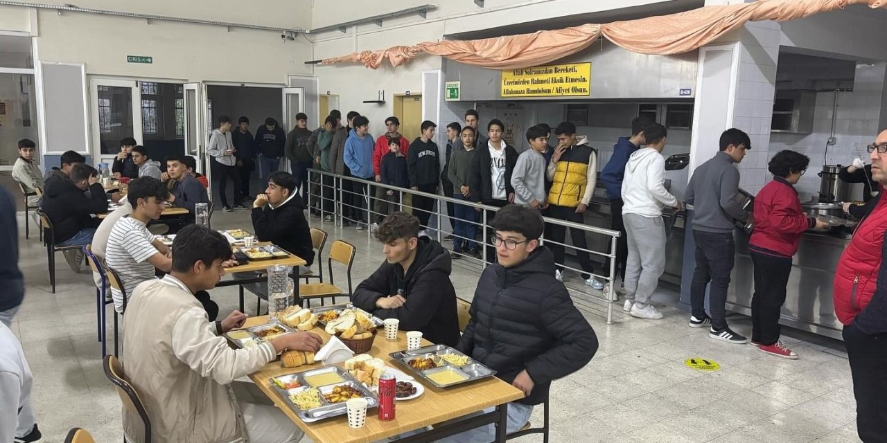 Kaymakam Ertaş, lisede iftar programına katıldı