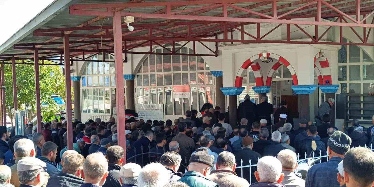 Minik Çınar Berk, dualarla son yolculuğuna uğurlandı