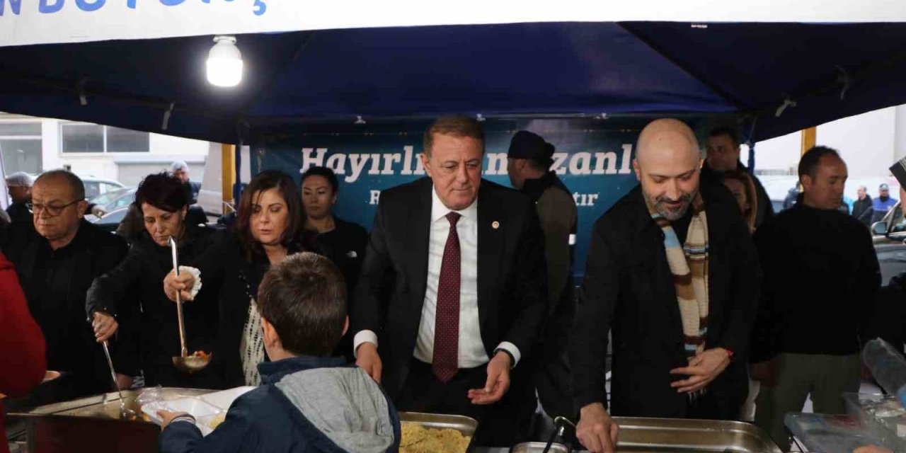 Büyükşehir’in Söke’deki iftar sofrasında yüzlerce kişi buluştu