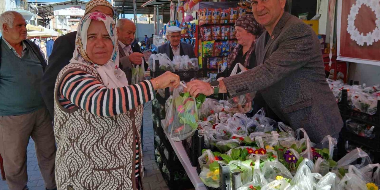 Bozdoğan’da kadınlar unutulmadı, rengarenk çiçekler takdim edildi