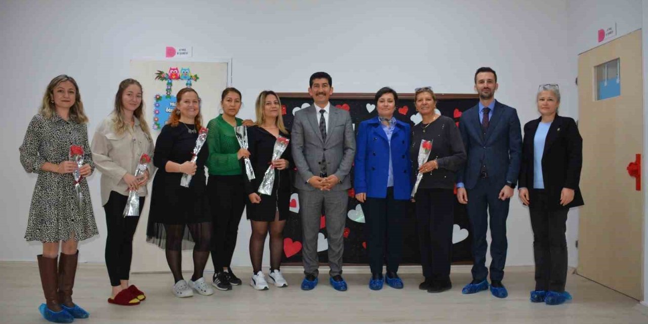 Köyceğiz’de kadın öğretmenlere karanfil takdiminde bulunuldu