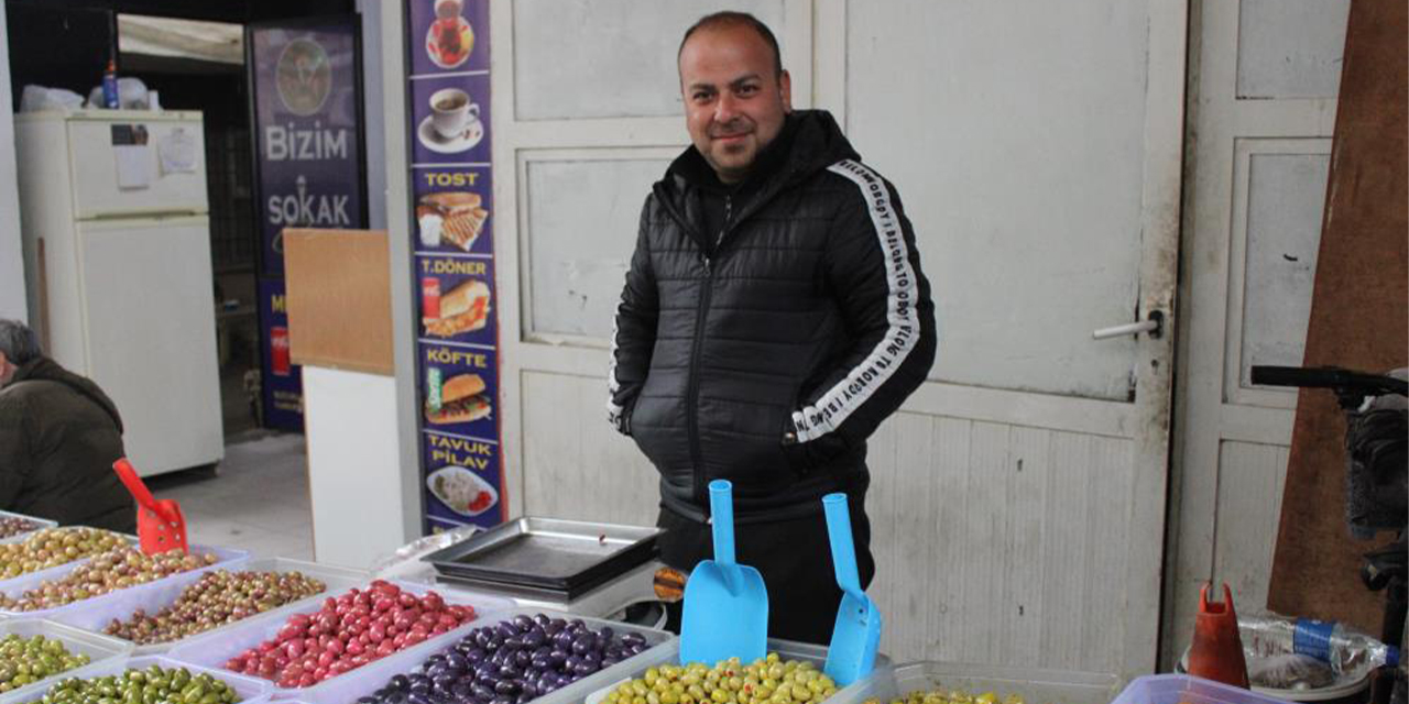 Altı aylık zahmetin ürünü mor ve pembe zeytinler vatandaşların ilgisini çekiyor