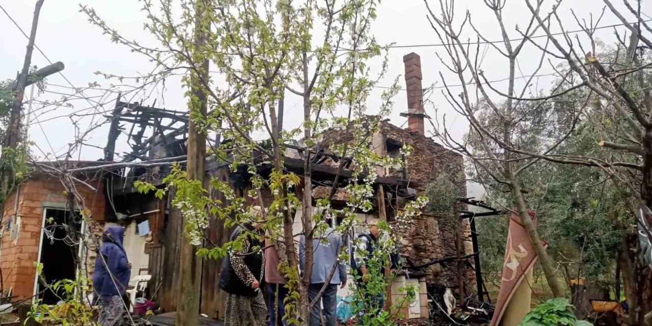 Sobadan çıkan yangında bir ev tamamen yandı