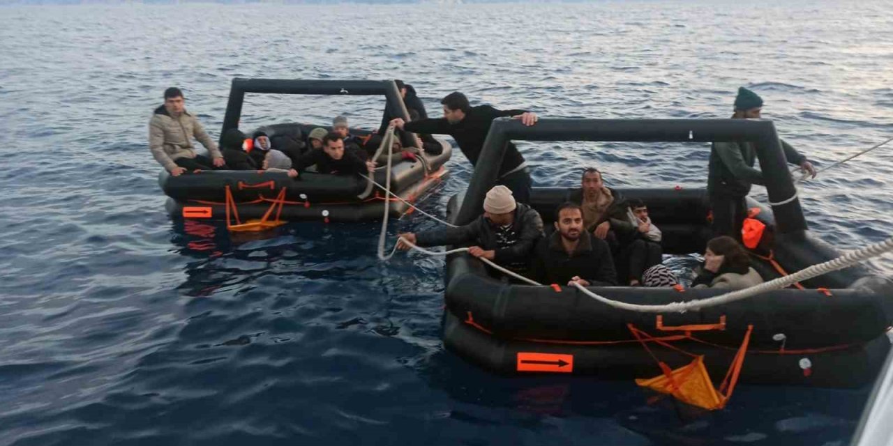 Yunanistan’ın can sallarında geri ittiği düzensiz göçmenler kurtarıldı