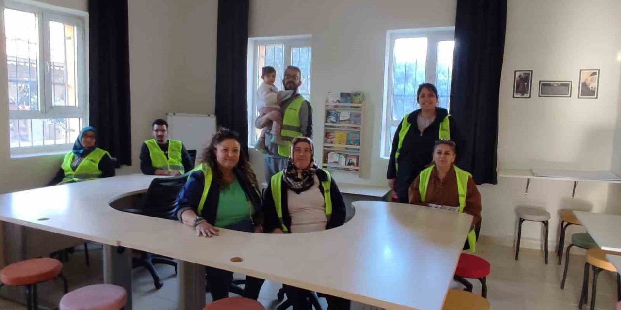 Gönüllü ekip köy okuluna kütüphane kazandırdı