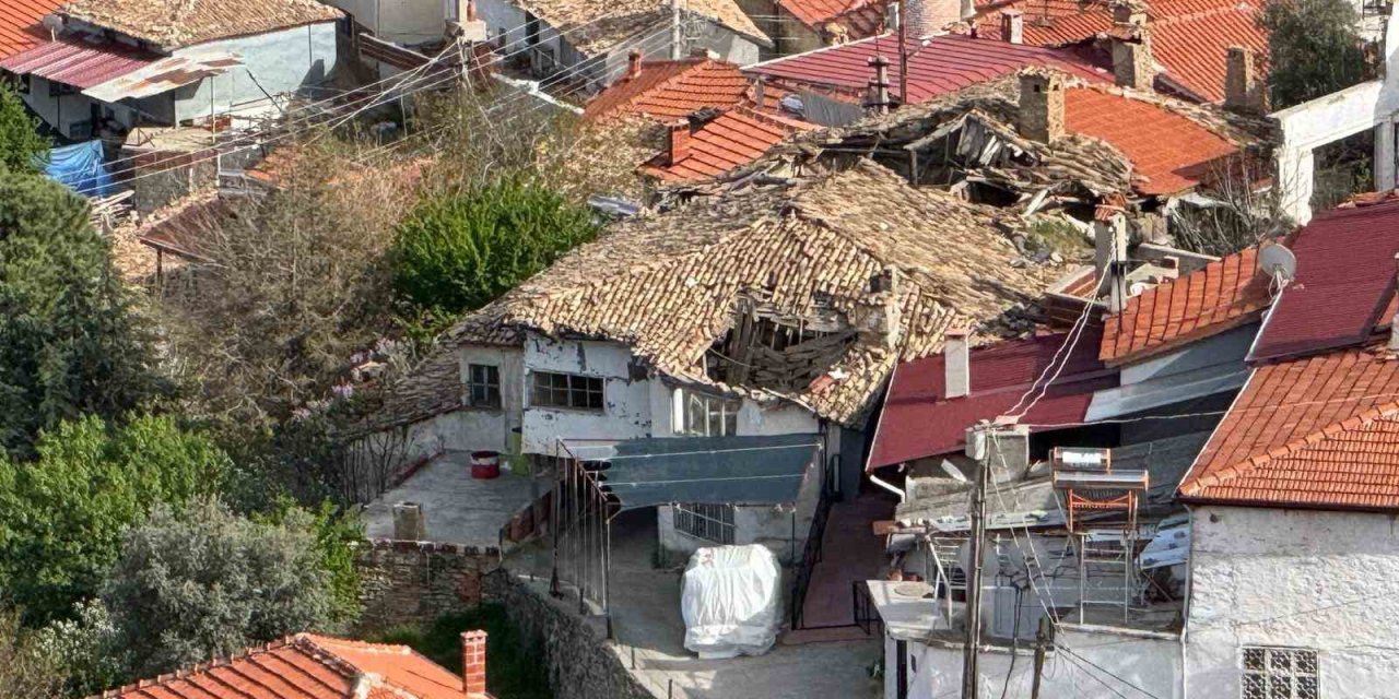 Buldan’da tarihi iki katlı ev çöktü