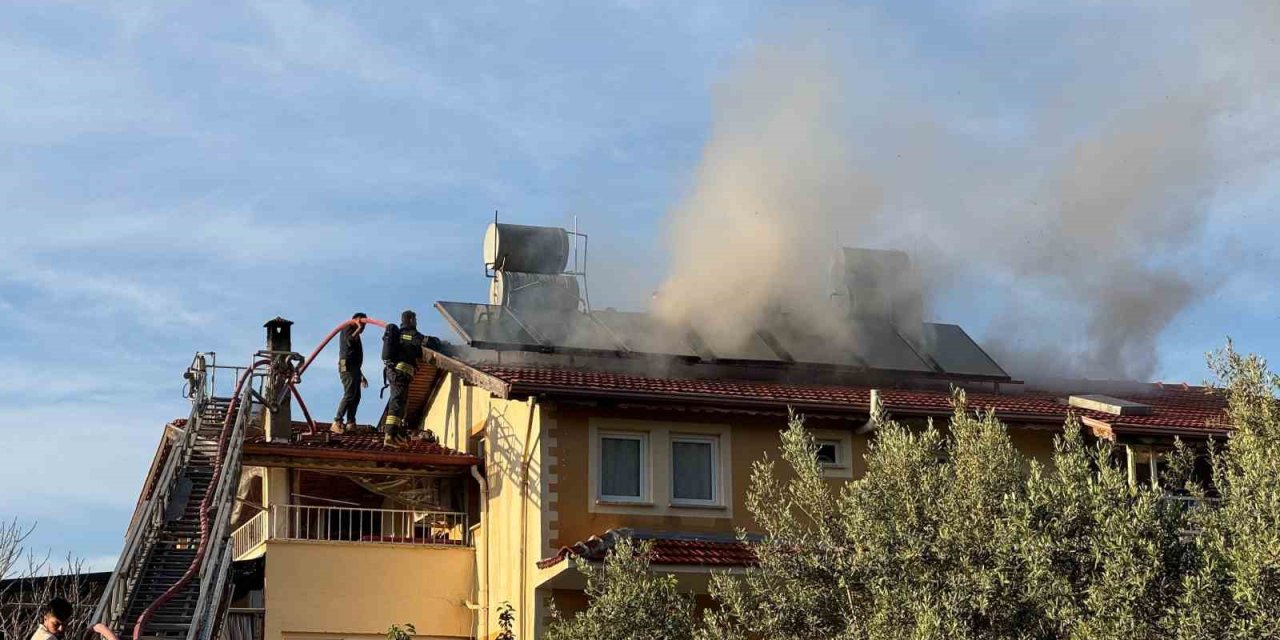 Çatıda çıkan yangın evi sardı