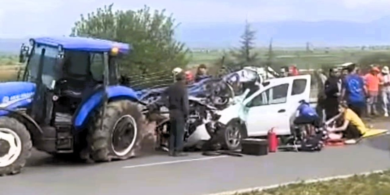 Otomobilin traktöre çarptığı kazada ağır yaralanan kadın kurtarılmadı