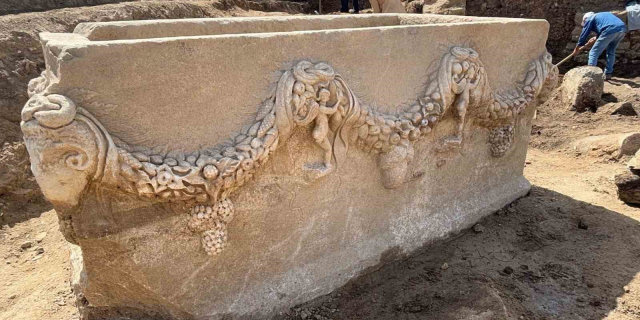 Stratonikeia’da 2000 yıllık girlandlı lahit bulundu