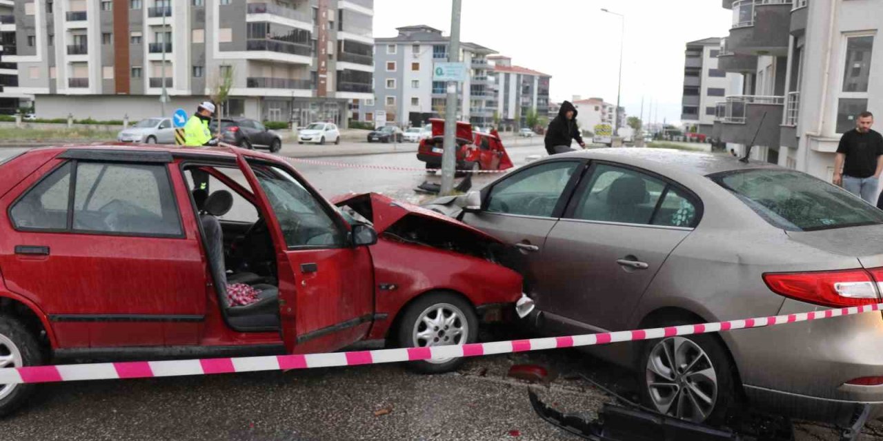 Yağışlı hava ve sürat, kazayı beraberinde getirdi: 1’i ağır 8 yaralı
