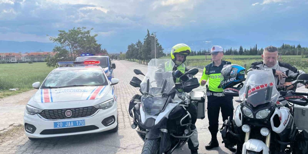 Motosiklet kazalarına dikkat çeken jandarmadan ’Bir Kural, Bir Ömür’ denetimleri