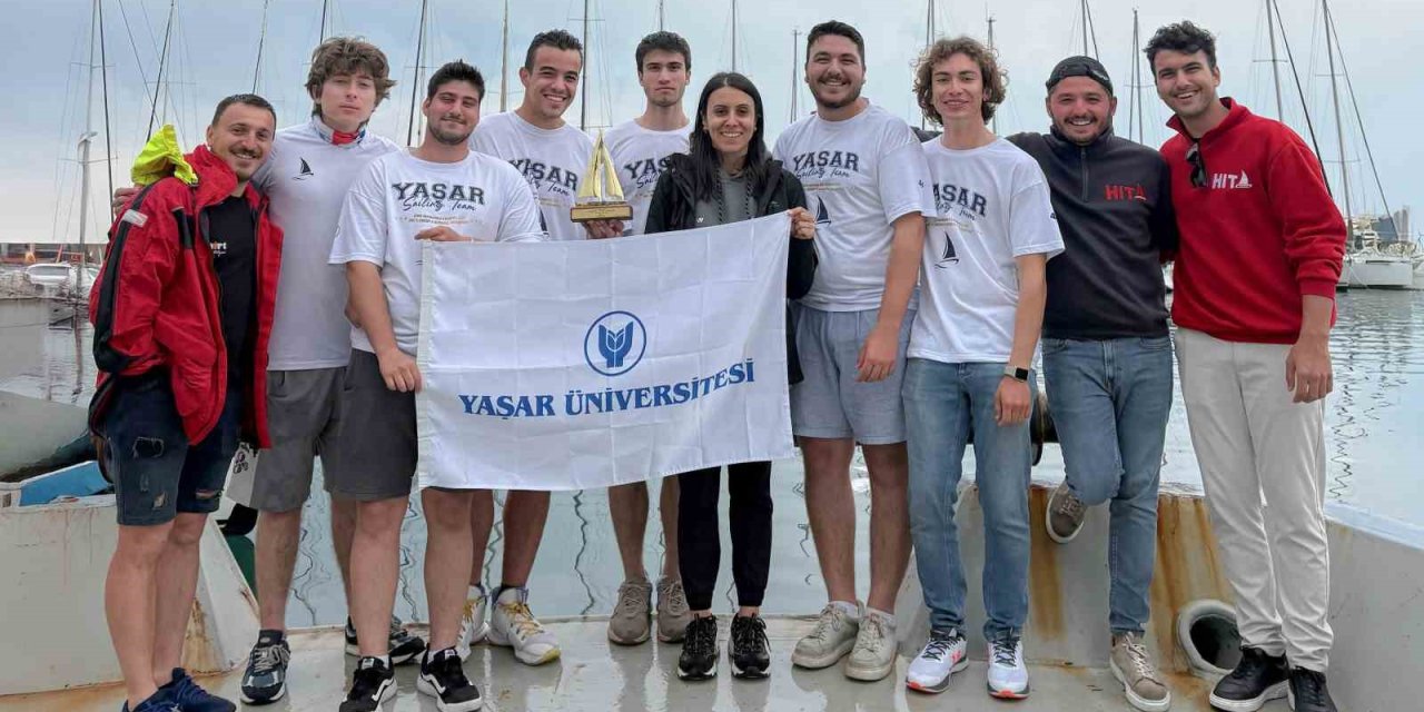 Yelkende kupa Yaşar Üniversitesinin