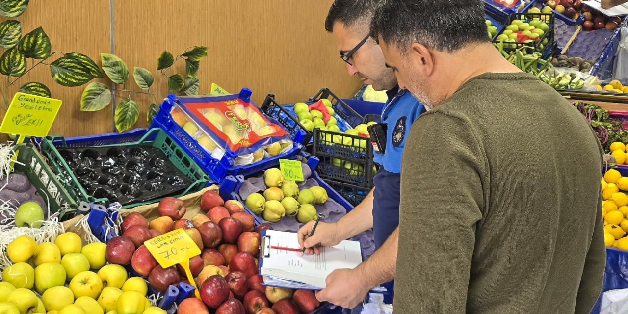Efeler’de zabıta ekipleri manavlarda fiyat etiketlerini denetledi
