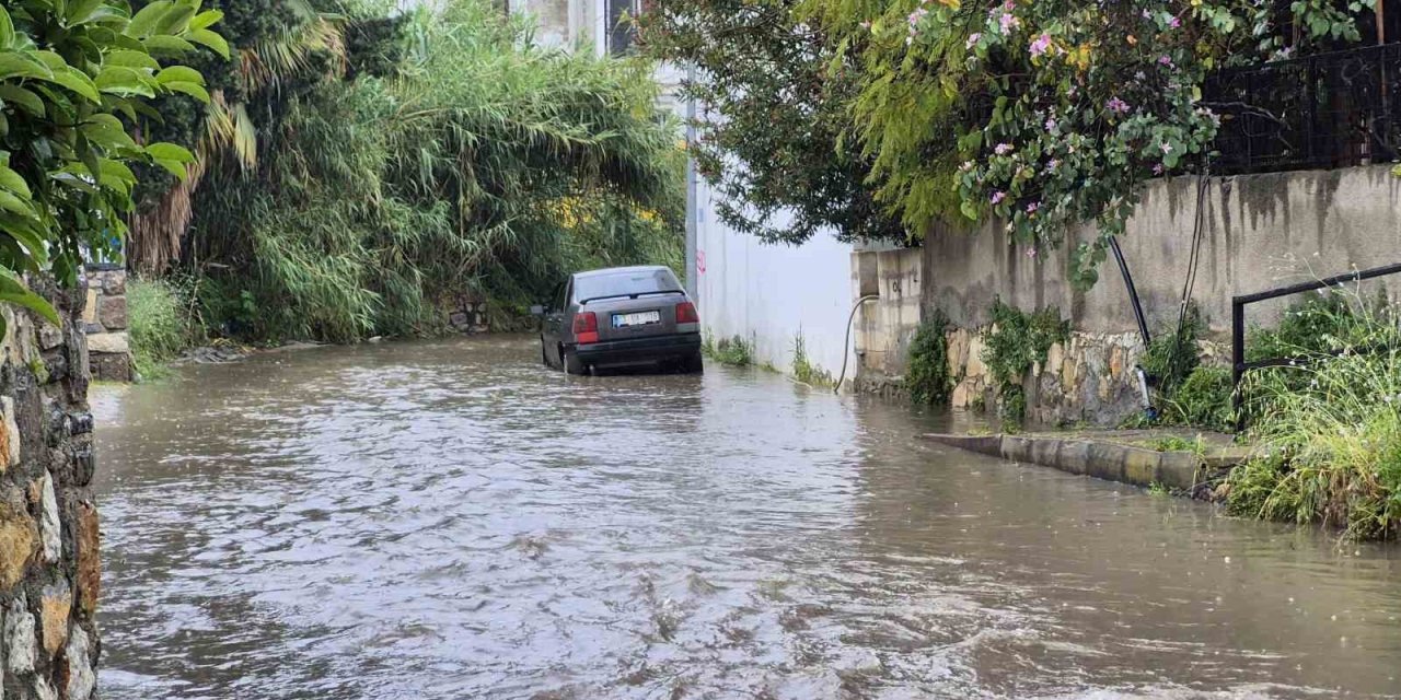 Bodrum’da sağanak yağış etkili oluyor