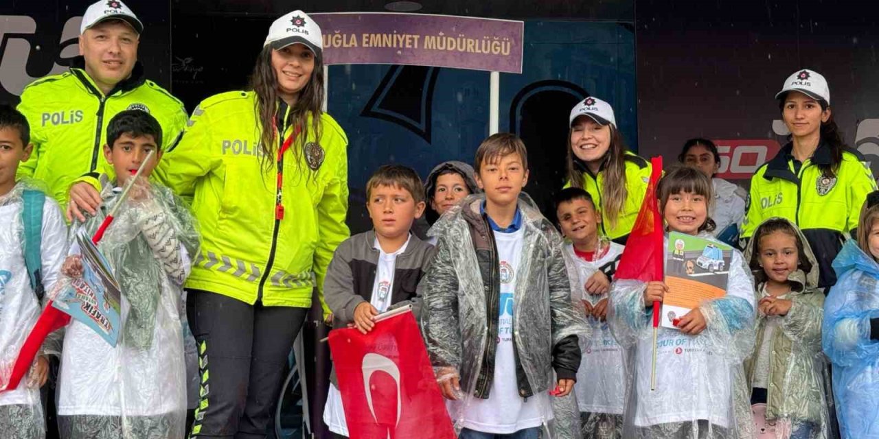 Muğla emniyetinden Kraliçe Etap’ta trafik farkındalığı etkinliği