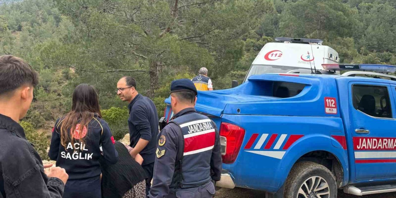 Çamura saplanan ambulansı jandarma kurtardı