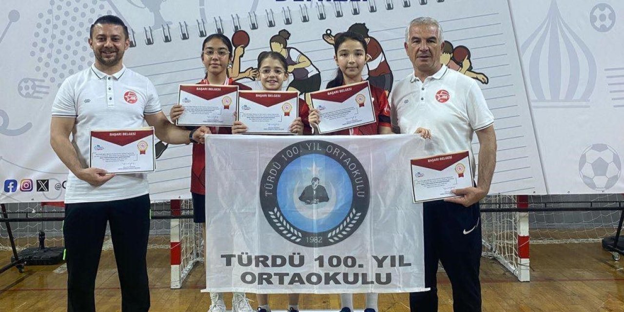 Türdü 100. yıl ortaokulu kız masa tenisi takımı grup şampiyonu oldu