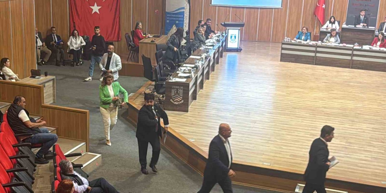 Bodrum’da meclis üyeleri kendilerine söz verilmediğini idda ederek salonu terk etti