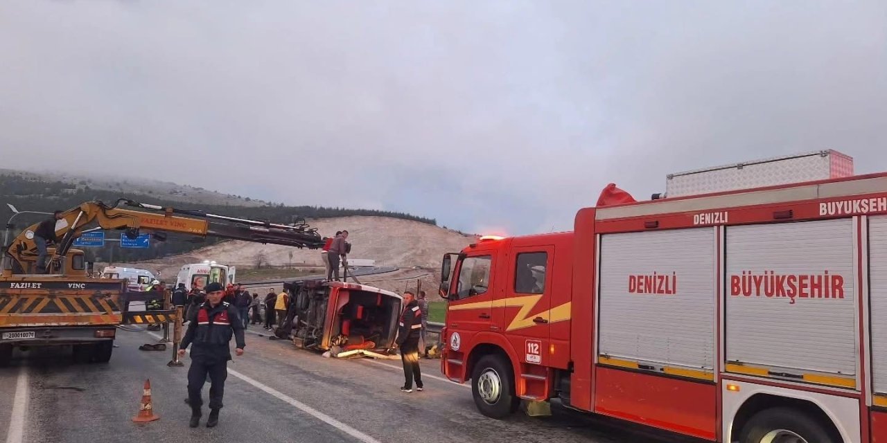 Tekstil işçilerini taşıyan minibüs karşı şeride geçerek otomobille çarpıştı: 1’i ağır 13 yaralı