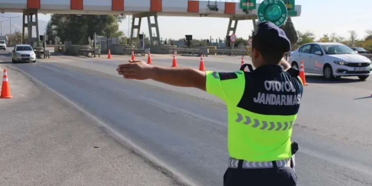 Aydın’da otoyol trafik jandarması denetimlerini sürdürüyor