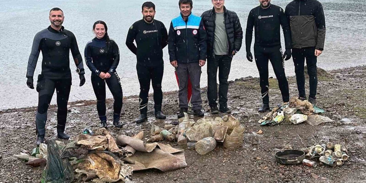 Yağmur altında deniz dibi temizliği