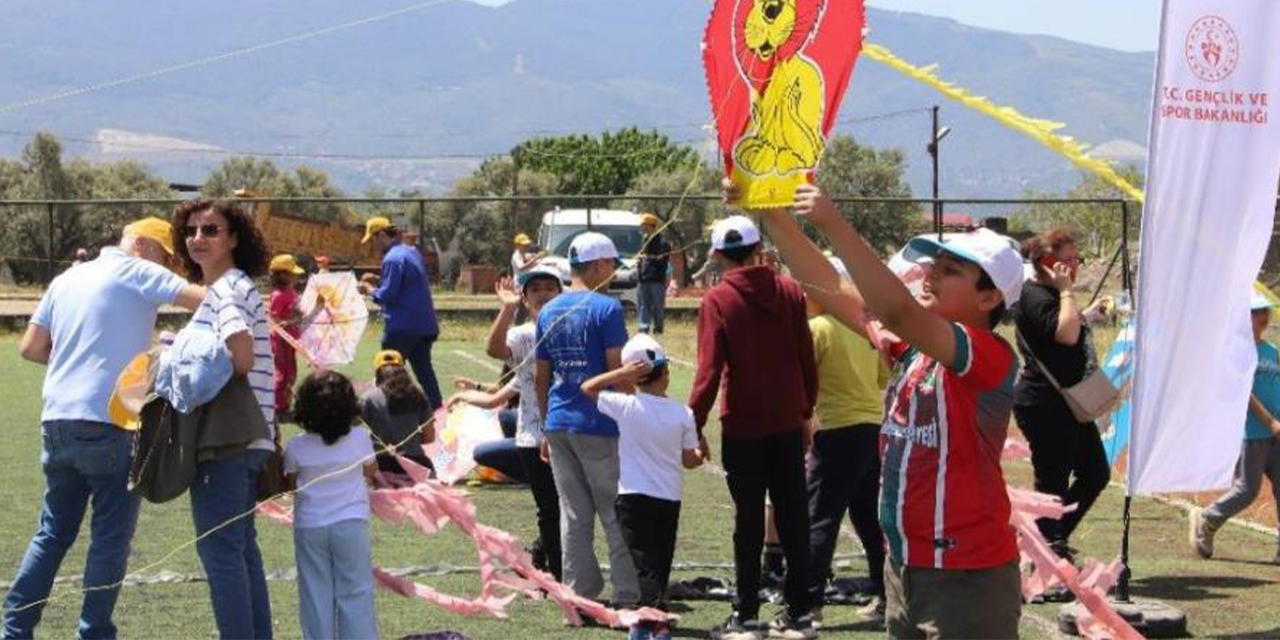Köşk’te uçurtmalar gökyüzünü şenlendirdi