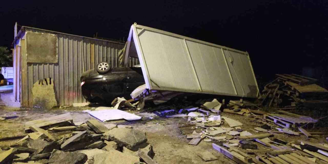 Bodrum’da otomobil konteynere çarptı: 3 yaralı