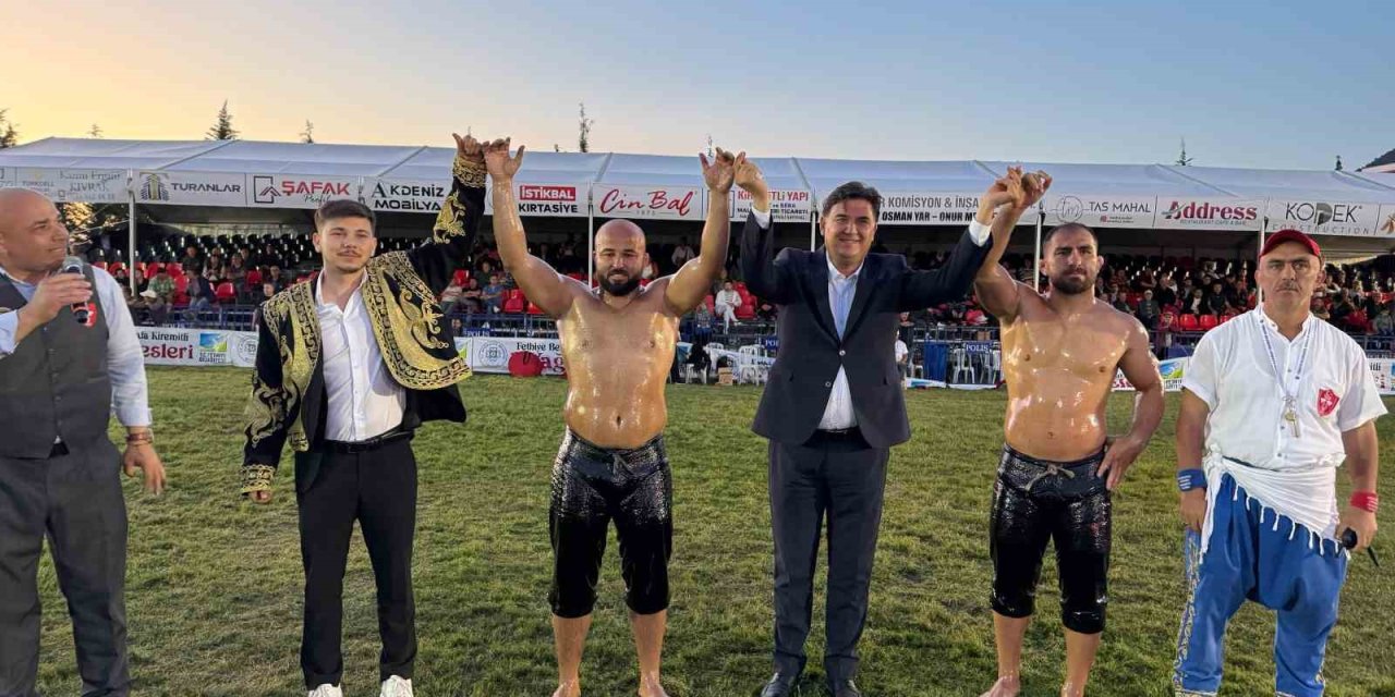 Fethiye’de yağlı güreşlerin kazananı Feyzullah Aktürk oldu