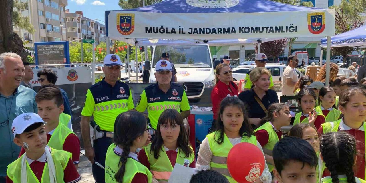 Jandarma trafik standına büyük ilgi