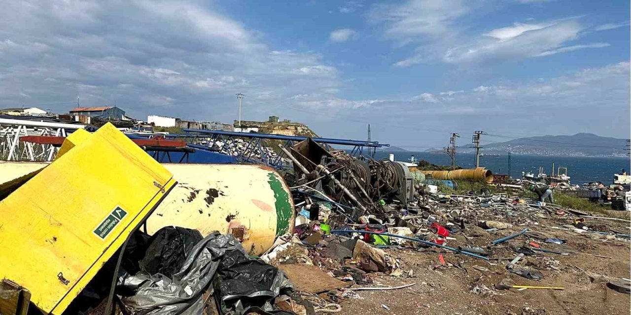 Aliağa’da 15 bin ton tehlikeli atık etrafa saçılmış