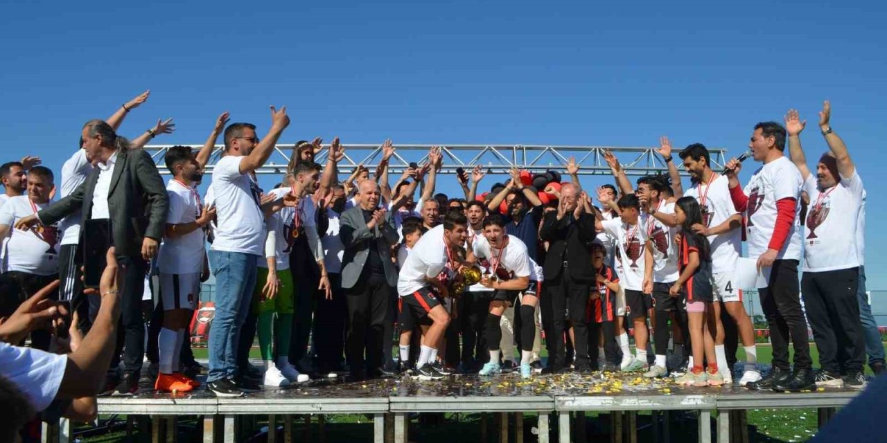 TFF 3. Lig’e yükselen Denizli İdmanyurdu şampiyonluk kupasını kaldırdı
