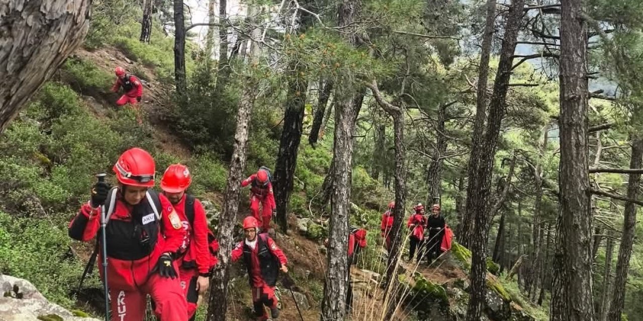 Kayıp dağcının cansız bedeni düştüğü uçurumdan helikopterle alındı