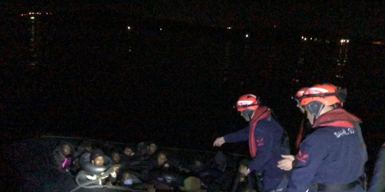 Lastik botta 48 göçmen yakalandı
