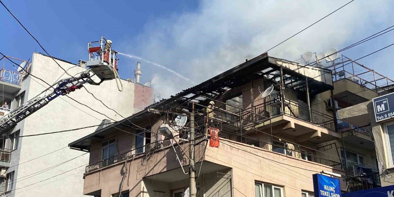 İzmir’de çatı yangını