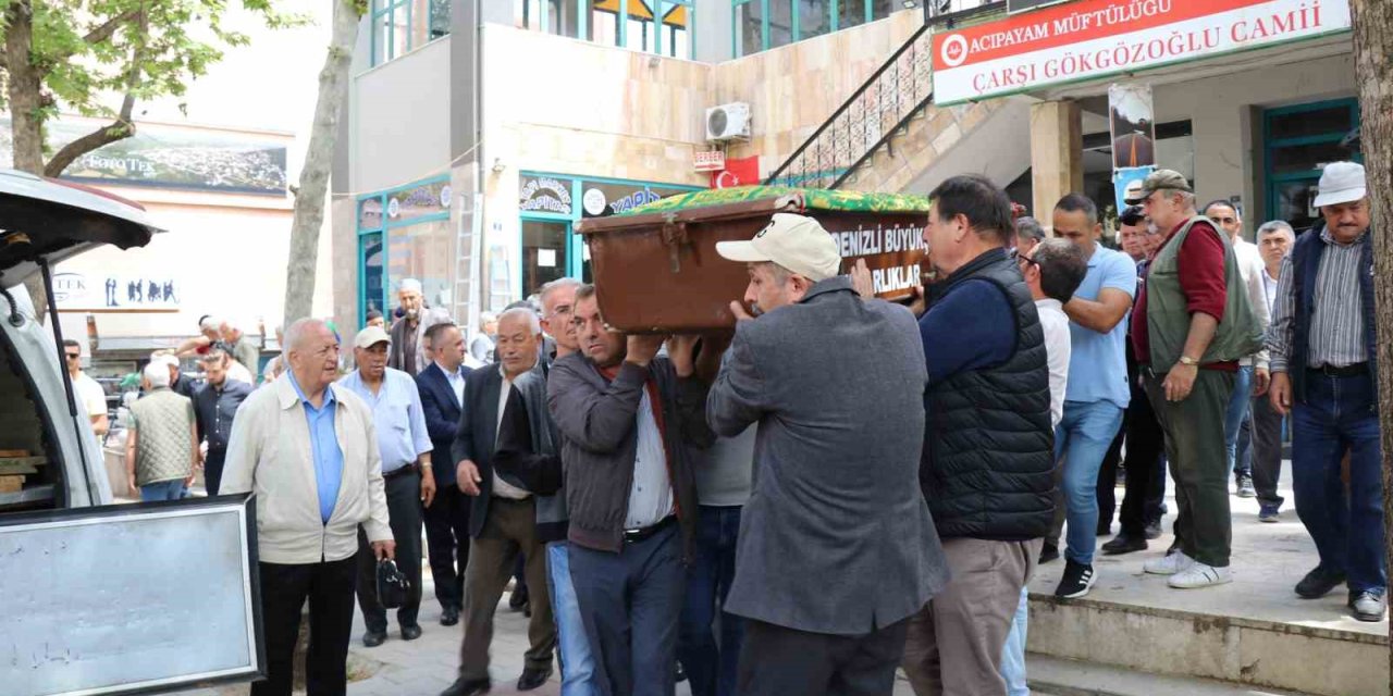 Memleketine dönerken kazada ölen yaşlı adam son yolcuğuna uğurlandı