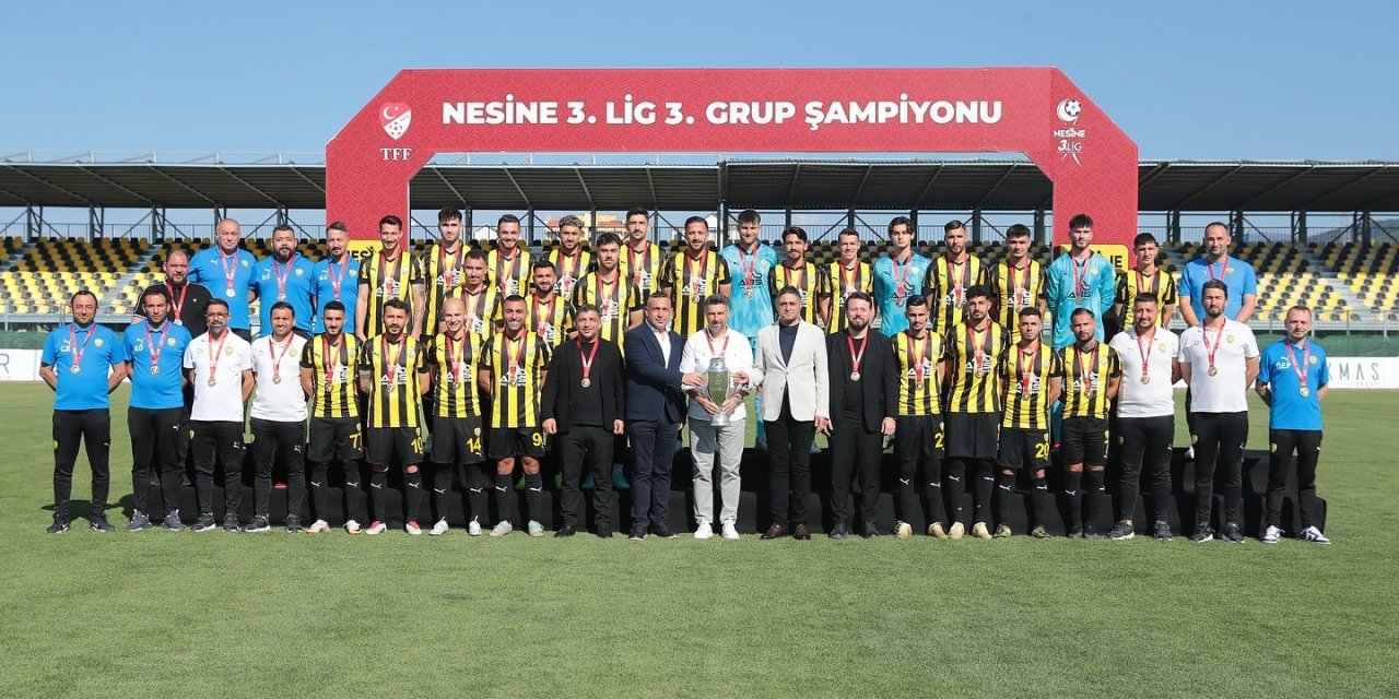 Yenilgisiz şampiyon Aliağa FK, kupayı kaldırdı