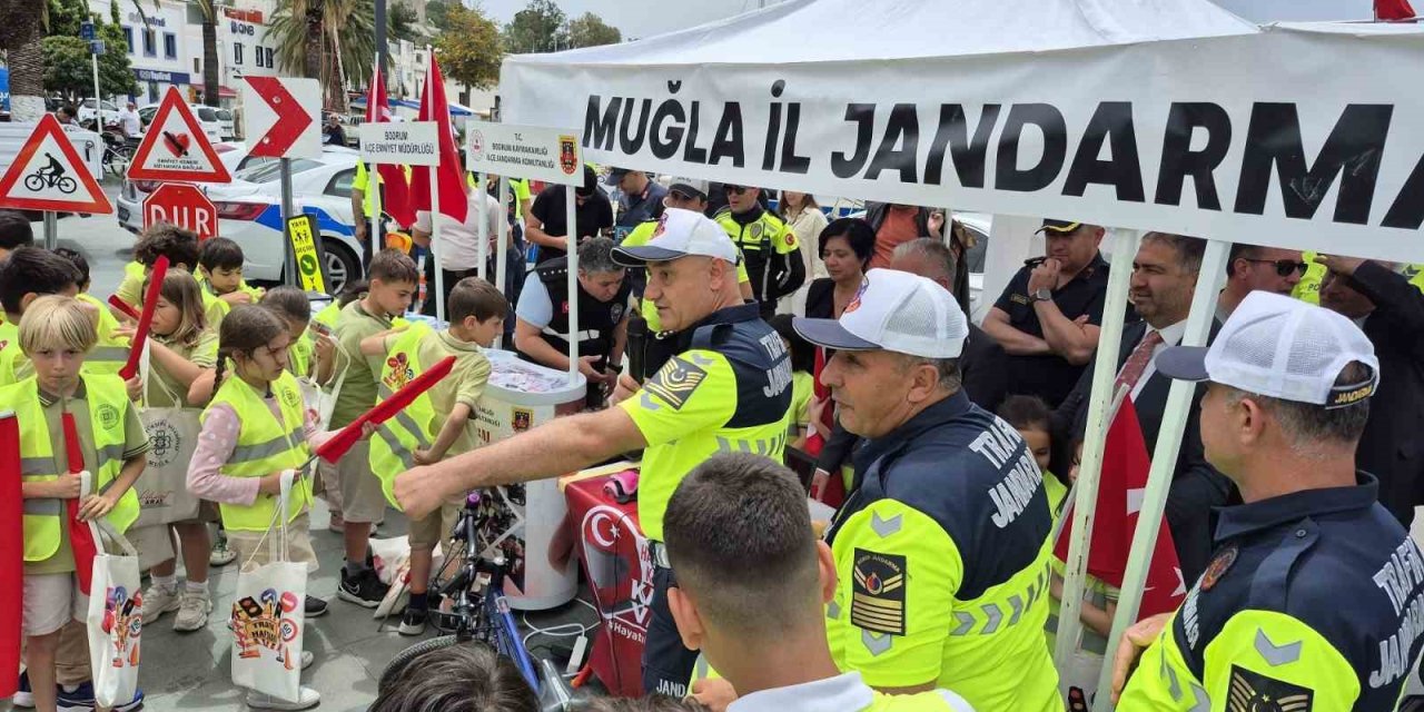 Trafik kurallarını uygulamalı şekilde öğrendiler