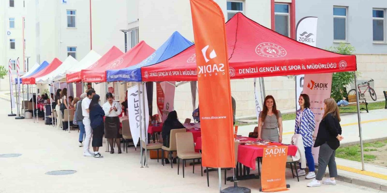 Yurtlarda kalan kız öğrenciler kariyer fuarında firmalarla buluştu