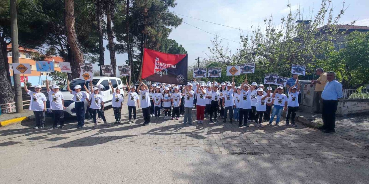 Trafik Haftasında miniklere trafik kuralları anlatıldı