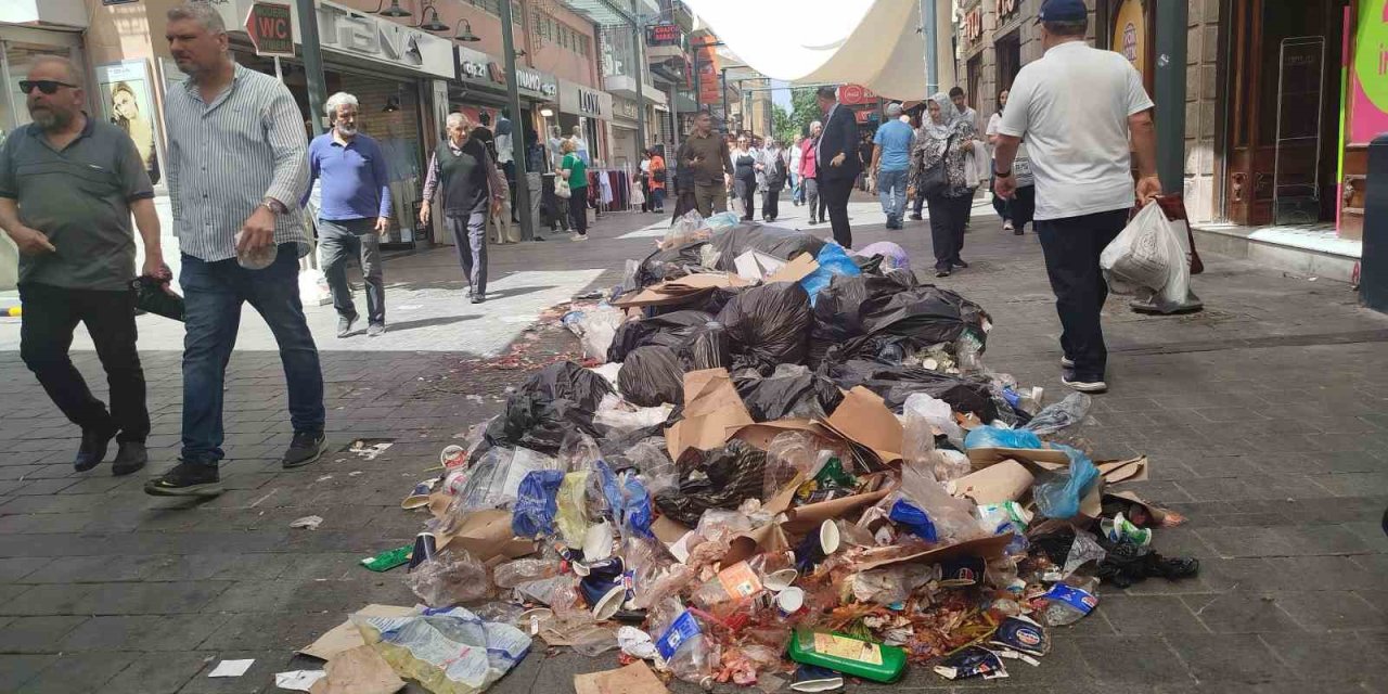 İzmir’in göbeğinde çöpten utanç manzarası