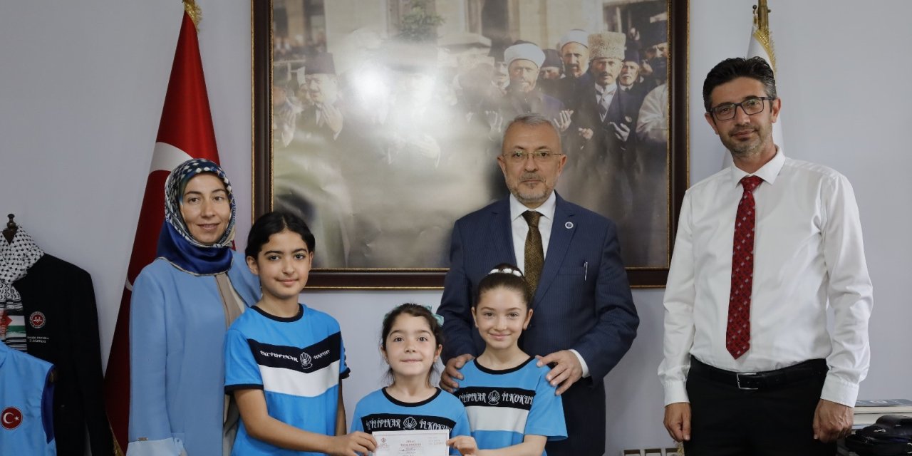 Minik yürekler el emeğiyle kazandıklarını Filistin halkına bağışladı