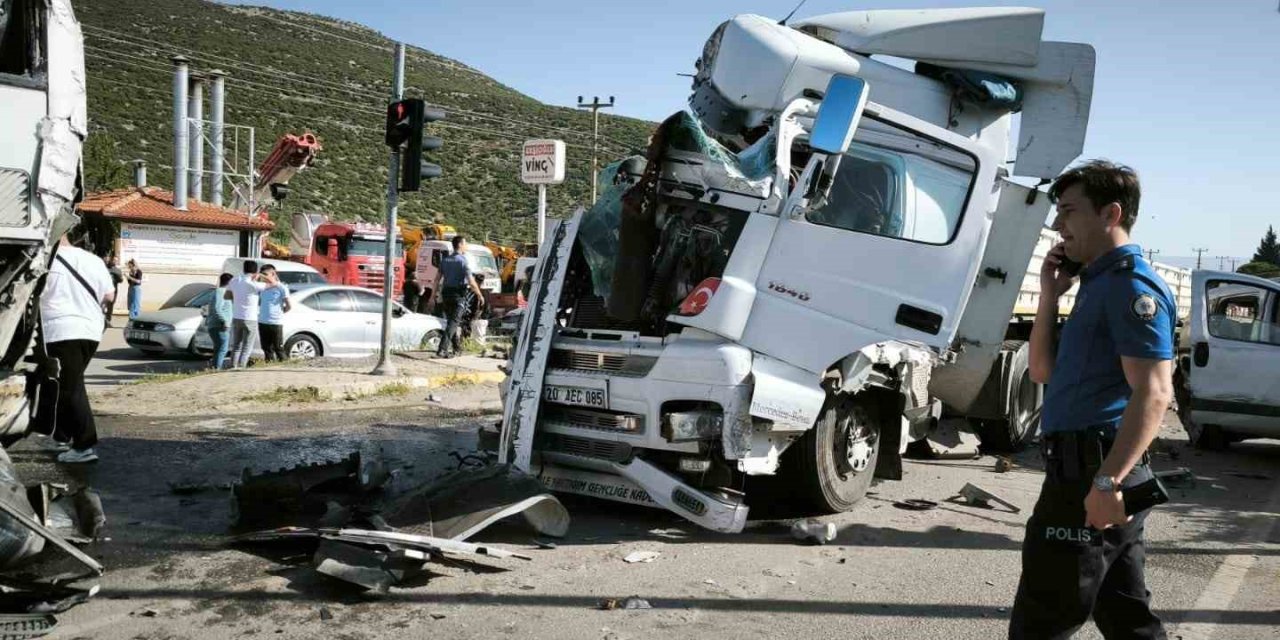 Tır, kırmızı ışıkta bekleyen otobüs ve otomobile çarptı: 6  yaralı