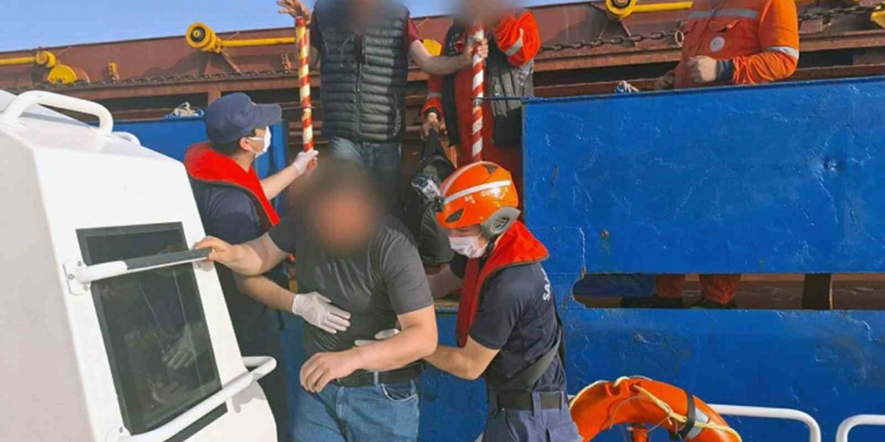 Ticari gemide yaralanan vatandaş için tıbbi tahliye